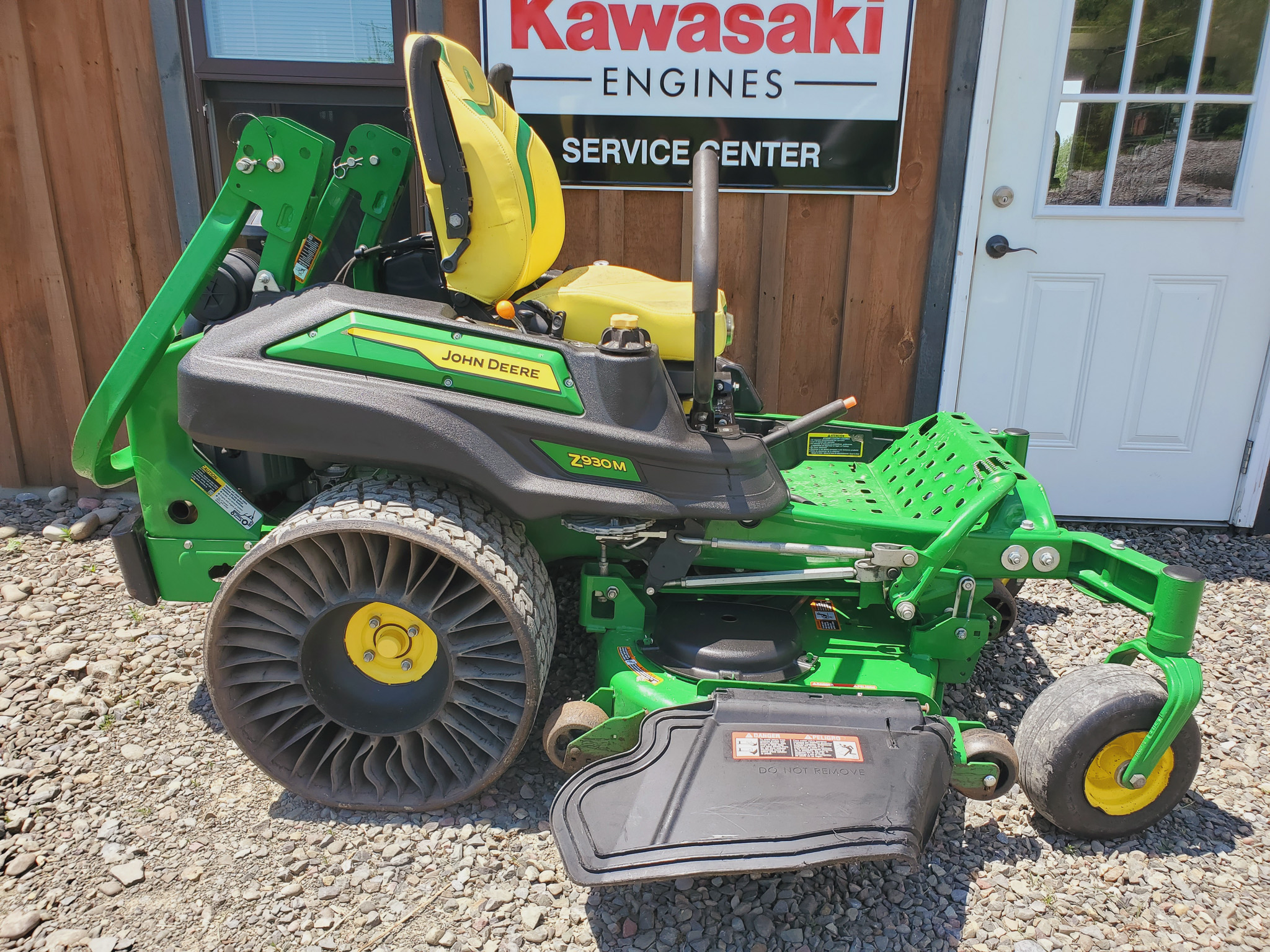 
								2023 John Deere Z930M Commercial Zero Turn Lawn Mower full									