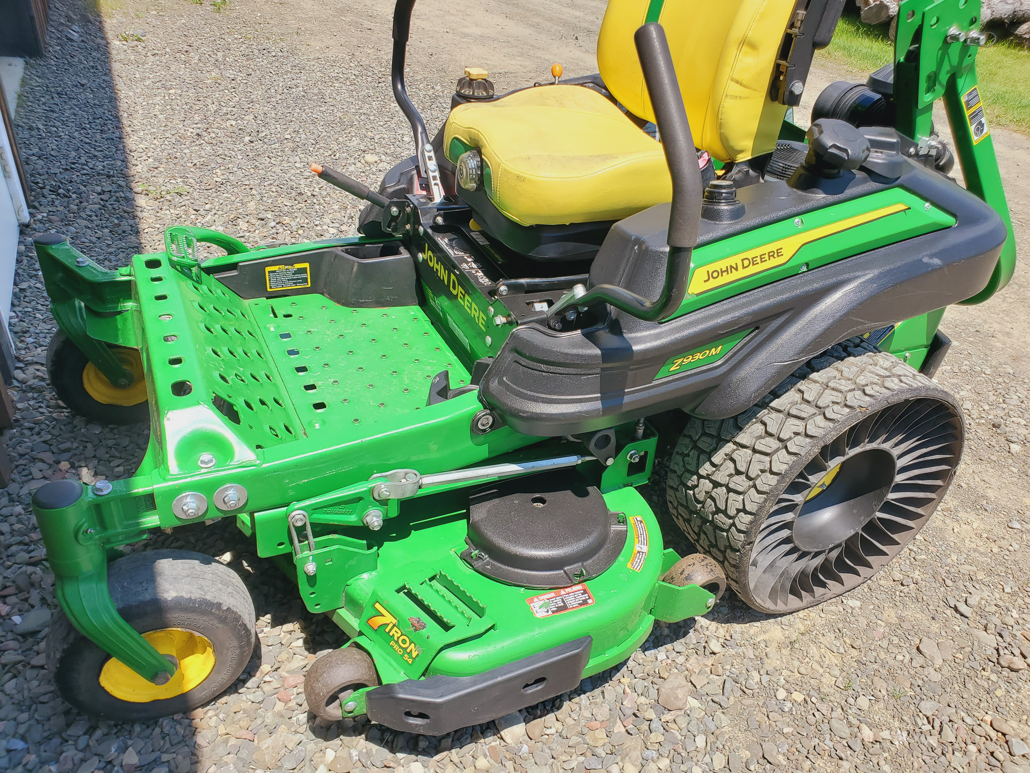 
								2023 John Deere Z930M Commercial Zero Turn Lawn Mower full									