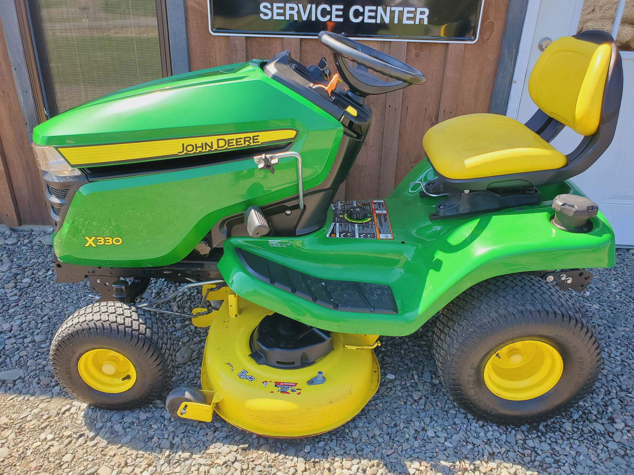 
								2018 John Deere X330 Lawn Tractor Riding Mower full									