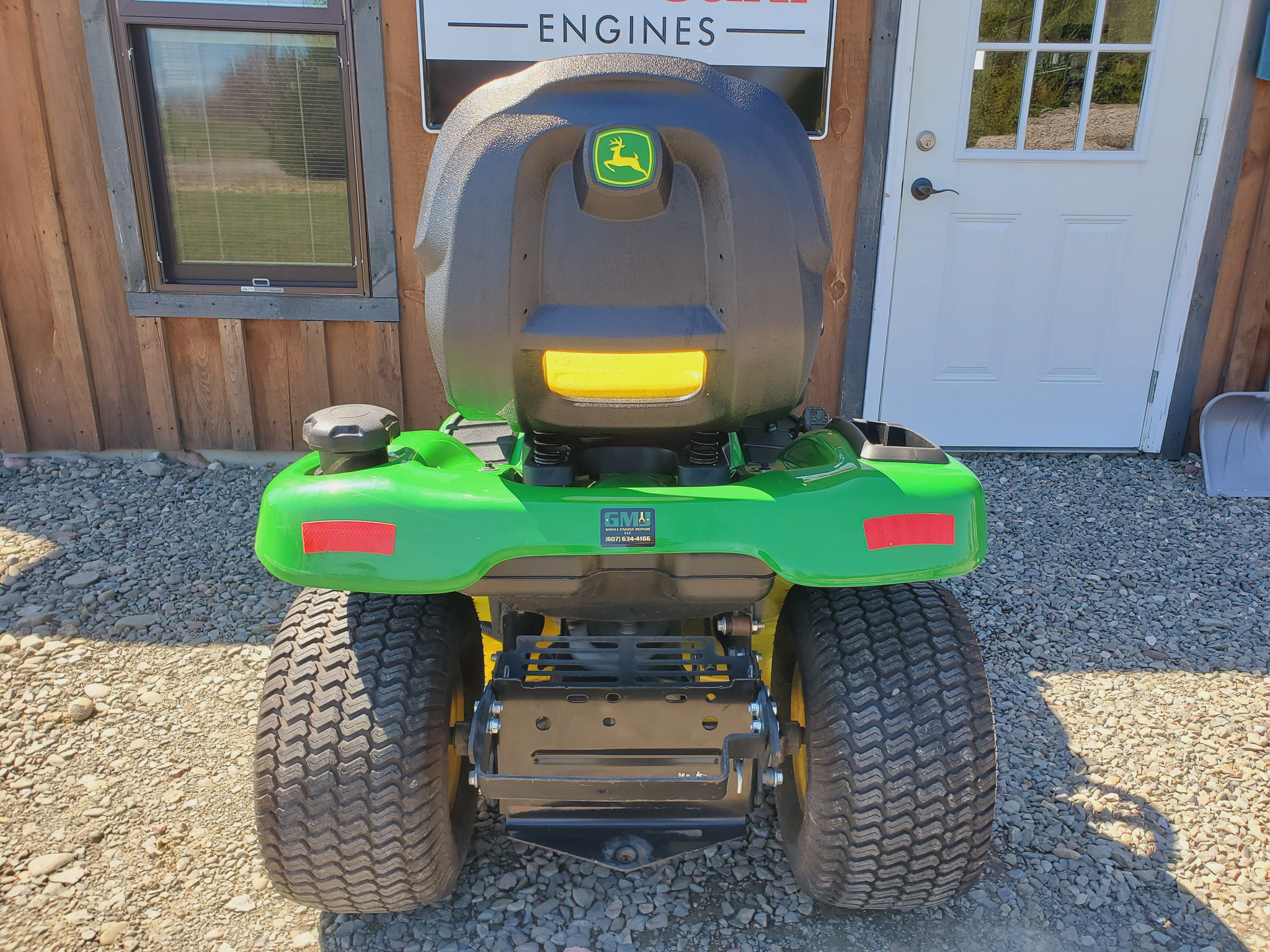 
								2018 John Deere X330 Lawn Tractor Riding Mower full									
