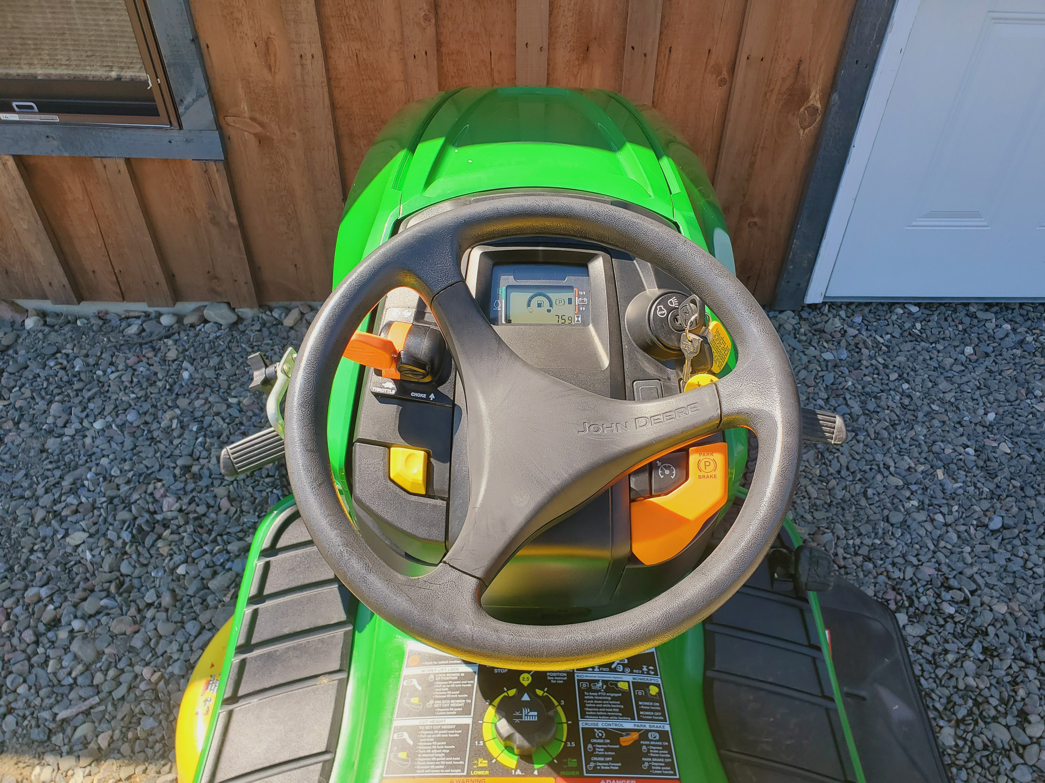 
								2018 John Deere X330 Lawn Tractor Riding Mower full									