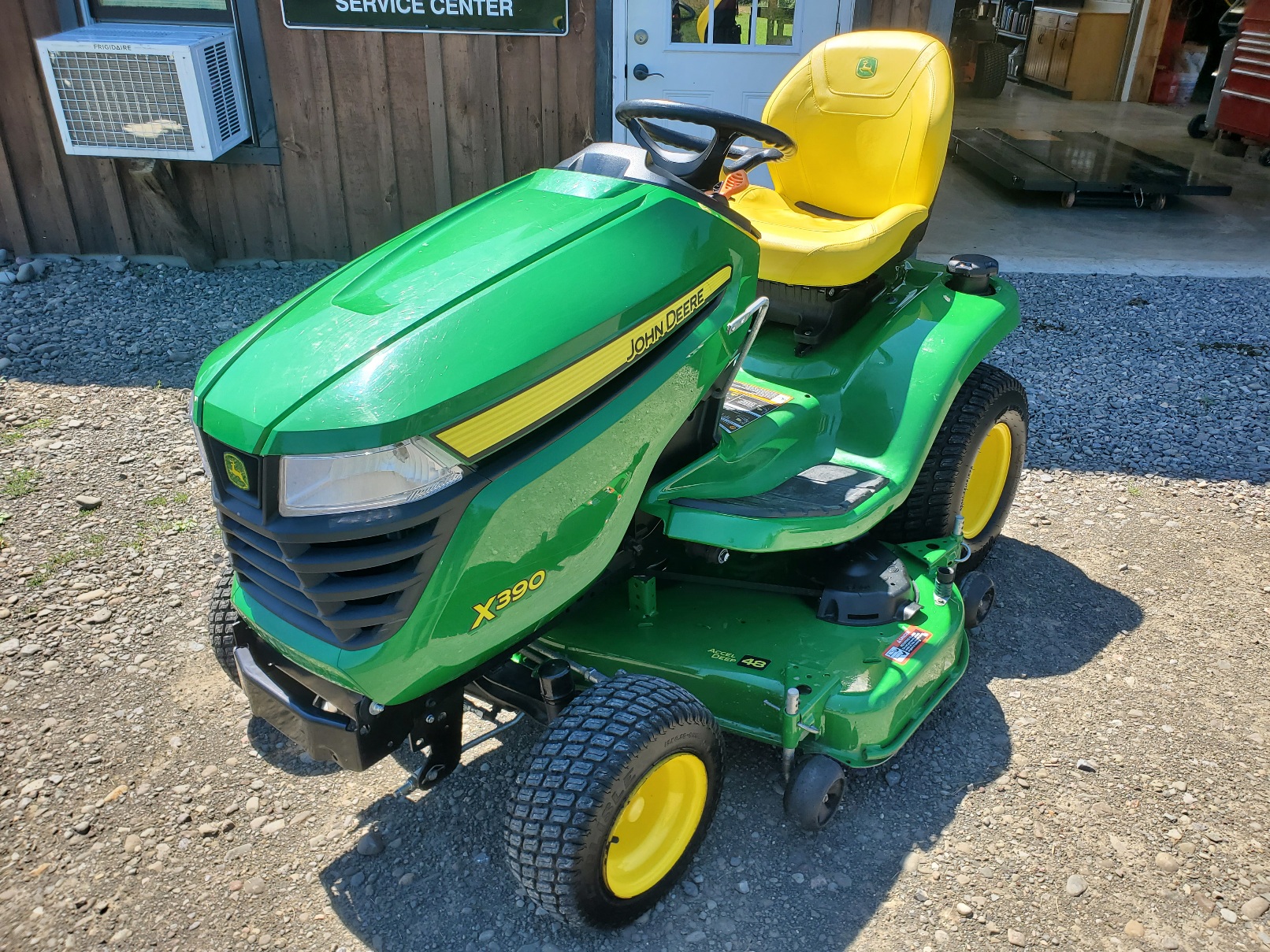 
								2022 John Deere X390 Riding Lawn Mower Tractor full									