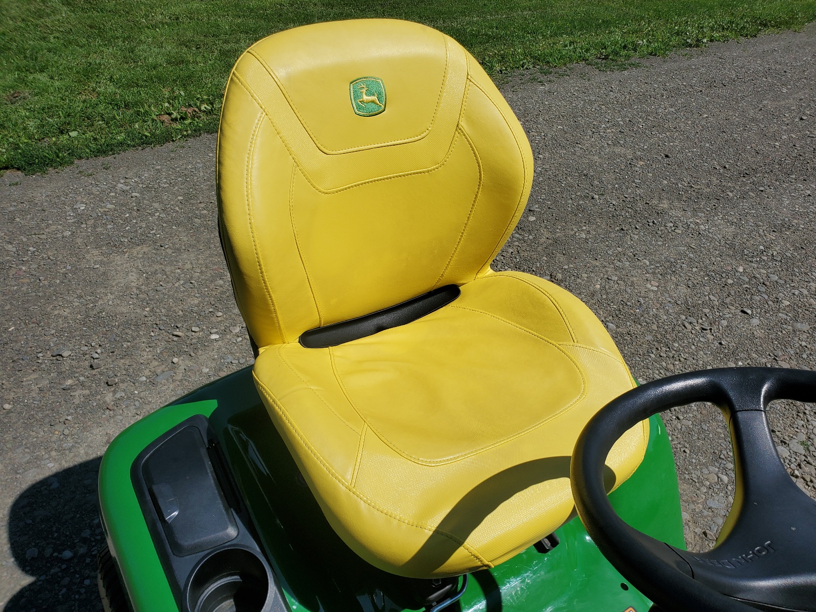
								2022 John Deere X390 Riding Lawn Mower Tractor full									